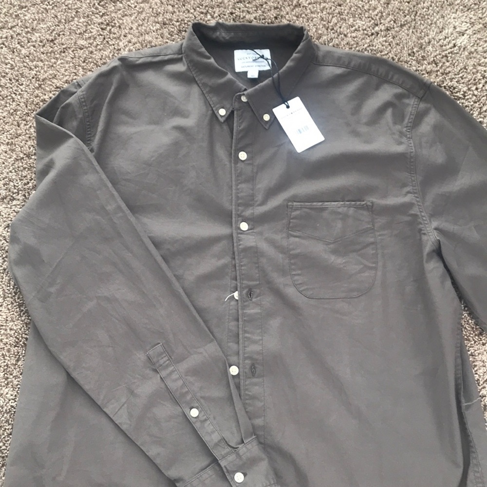 Men’s button down olive green collared shirt